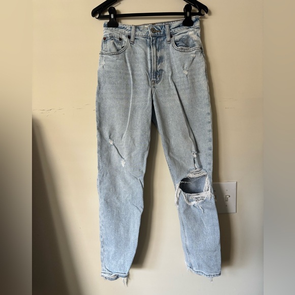 Abercrombie Curve Love High Rise Mom Jean - Picture 1 of 4